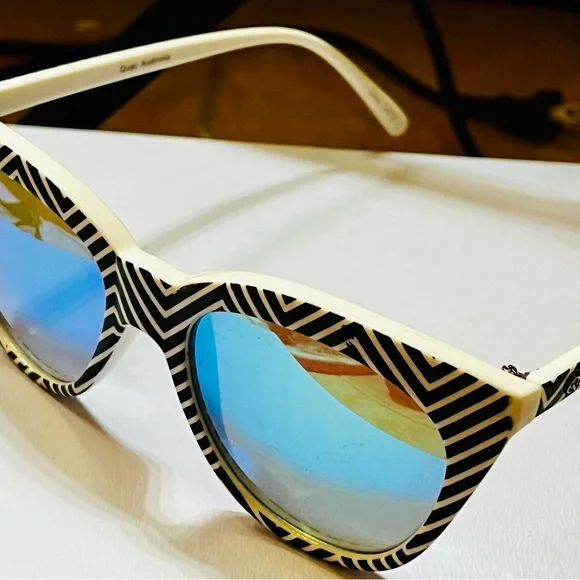 Quay Australia Zigzag Sunglasses with Reflective Lenses - Picture 5 of 9
